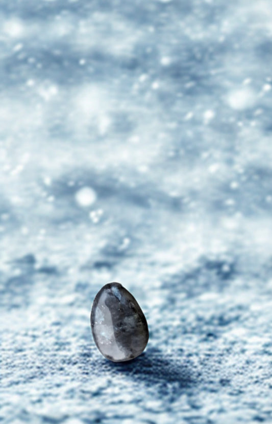 🌑✨ Larvikite – Ancrage mystique et clairvoyance protégée